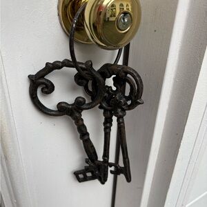 Vintage-Style Iron Key Wall Decor - Brown